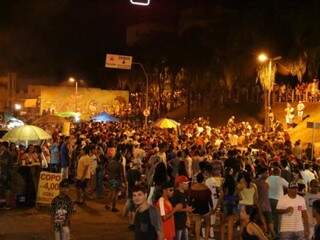 Fora do bloco, foliões se concentraram na região da Calógeras com Antônio Maria Coelho (Foto: Kisie Ainoã)