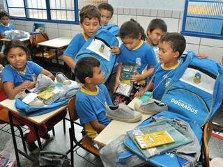 Até ano passado, prefeitura distribuiu kits de materiais a estudantes (Foto: A. Frota/Divulgação)