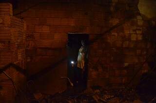 Sem luz por causa do incêndio, lanterna foi opção para morador da vila (Fotos: Cleber Gellio)