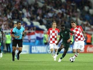 Seleções da Croácia e Nigéria disputando bola no jogo deste sábado (Foto: Fifa/divulgação)