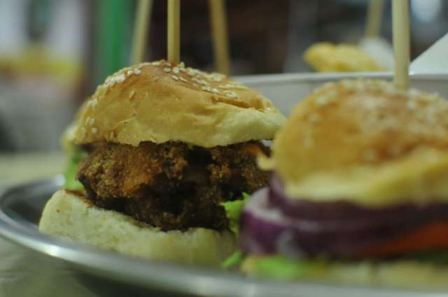 Lanchonete abre com rod&iacute;zio de hamb&uacute;rguer em 8 sabores, inclusive, recheado