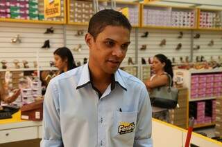 Na loja Feirão dos Calçados, vendas de Natal serão feita com 17 funcionários a menos na comparação com 2014, segundo Evanildo dos Santos. (Foto: Fernando Antunes)