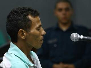 Filmado ajudando irm&atilde;o a assassinar jovem &eacute; condenado a 16 anos