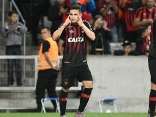 Raphael Veiga foi o herói da vitória do time, esta noite (29). (Foto: Atlético-PR) 