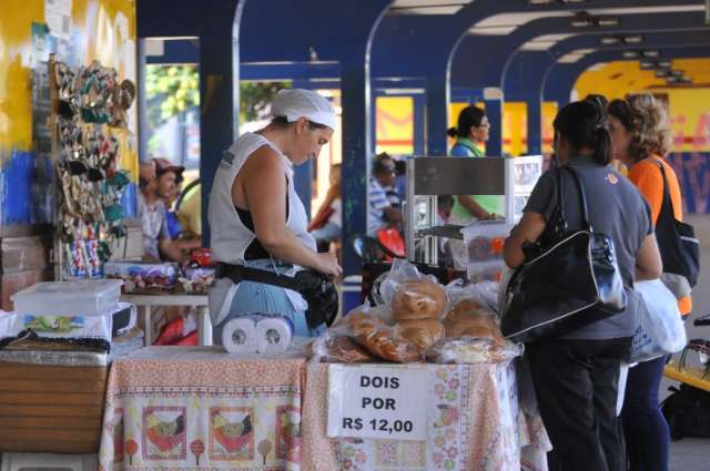 Prefeitura divulga lista de ambulantes que v&atilde;o trabalhar nos terminais