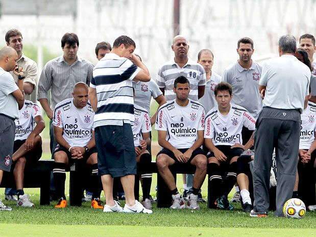  Emocionado, Ronaldo Fen&ocirc;meno d&aacute; adeus a torcida e aos gramados
