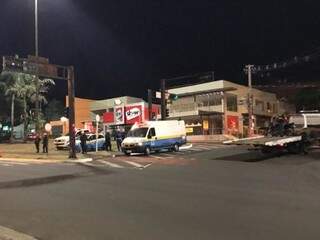 Policiais, viaturas e caminhão do Detran na Afonso Pena cruzamento com a Alagoas (Foto: Thailla Torres)