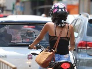 O capacete é mais enfeitado e a bolsa está sempre à tira colo: mulherada domina habilitações de carro e moto em MS (Marcos Maluf)