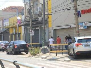 Clientes que foram ao centro de Campo Grande neste domingo (8) encontraram muitas lojas com as portas fechadas (Foto: Marina Pacheco)