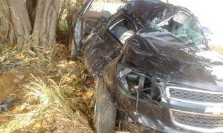 O carro que a vítima conduzia ficou parcialmente destruído. (Foto: Rádio Caçula) 