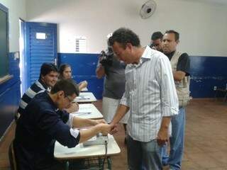 Candidato do PMDB foi o primeiro a votar na manhã deste domingo (Foto: João Garrigó)