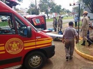 Outras duas ambulâncias do Corpo de Bombeiros auxiliaram no atendimento das vítimas (Foto: Leonardo Rocha)