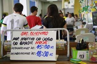 Com funcionamento reduzido nos dias de jogo do Brasil na Copa, comércio enfrenta, ainda, um consumidor menos interessado nas compras. (Foto Marcos Ermínio)