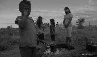 Crianças Guarani Kaiowá após ataque no acampamento Kurusú Ambá em Coronel Sapucaia.