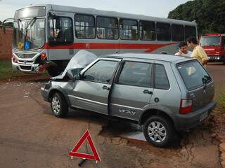 Carro ficou com frente destruída após colisão com ônibus (Foto: Marlon Ganassin)