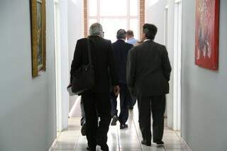 Advogados da OAB nacional chegam para acompanhar reunião &quot;secreta&quot; de conselho (Foto: Marcos Ermínio)