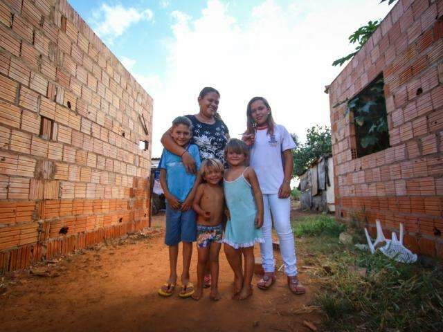 Gratid&atilde;o &eacute; maior presente de m&atilde;e que sustenta 6 filhos com R$ 450 na favela