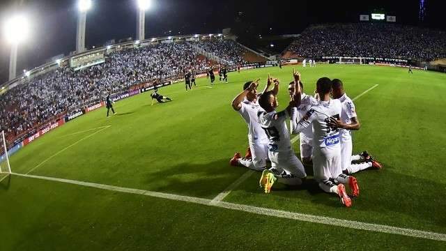 Em jogo marcado por apag&otilde;es, Santos bate o Santa Cruz em 3 a 2
