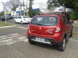 A condutora do veículo vermelho invadiu a preferência ao atravessar a Mato Grosso. (Foto: Marcos Ermínio) 