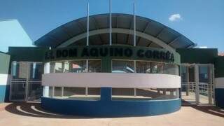 O prédio da Escola Estadual Dom Aquino Corrêa é novo e está localizado em área afastada do centro de Amambai. (Foto: Divulgação)
