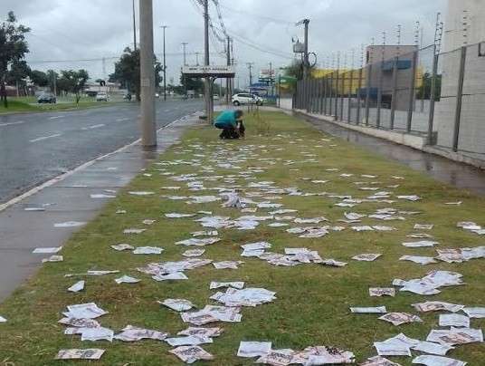 Vereador acredita em a&ccedil;&atilde;o de m&aacute; f&eacute; e realiza limpeza de santinhos espalhados 