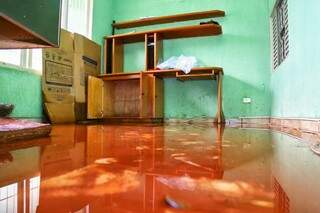 Moradores perderam vários móveis e casas ainda têm água. (Foto: Fernando Antunes)