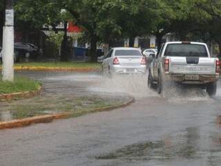 Chuva chega a Dourados na manhã desta quinta-feira (20). (Foto: Helio de Freitas)