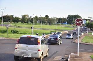 Os moradores das região comentam que os motoristas não respeitam a placa de pare (Foto: João Garrigó)