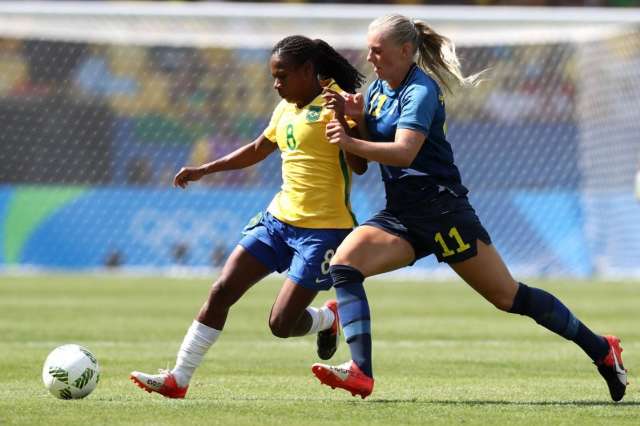 Brasil perde nos p&ecirc;naltis para Su&eacute;cia e fica fora da final do futebol feminino