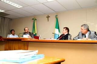 Deputados reunidos na CPI dos Combustíveis, ontem (Foto: Wagner Guimarães / Assembleia Legislativa)