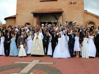 Os 32 casais posaram na frente da igreja após o casamento para eternizar o momento especial (Foto: Divulgação)