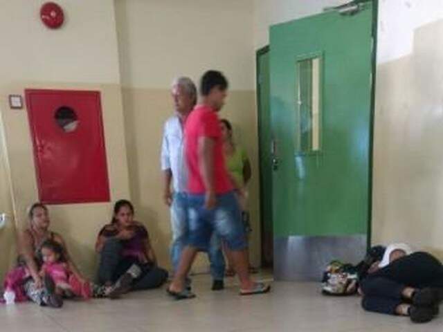 Sem Assentos Pacientes Aguardam No Chão Por Atendimento Em Upa Direto Das Ruas Campo Grande 9791