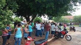 Manifestantes fizeram abaixo-assinado contra vereadores (Foto: Divulgação/Antônio Jaisson)