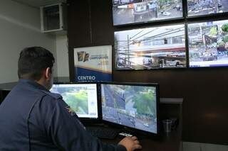Guarda Municipal durante monitoramento eletrônico, por meio das 22 câmeras instaladas na cidade. (Foto: Marcos Ermínio/Arquivo)