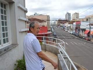 Vitorio da sacada do apartamento, com vista privilegiada para a 14 de Julho. (Foto: Thailla Torres)