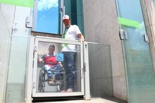 Trabalhador deficiente físico chega à Funtrab por rampa de acesso (Foto: Henrique Kawaminami/Arquivo)