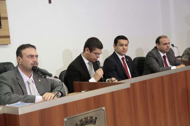 Em leitura de relat&oacute;rio, CPI relembra casos de v&iacute;timas de calote da prefeitura