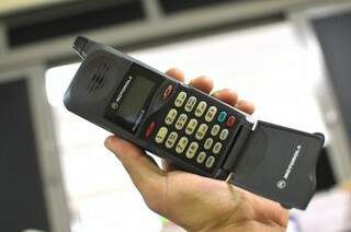 Famoso &quot;tijorola&quot;, celular pesava, tinha bateria enorme e ainda &#039;flip&#039;. O auge da década de 90. (Foto: Alcides Neto)