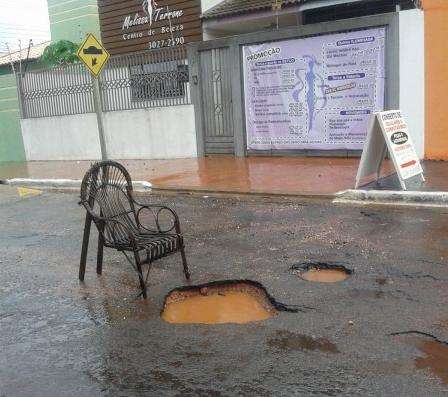Cadeira vira sinaliza&ccedil;&atilde;o para buraco em avenida da Mata do Jacinto 