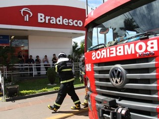 Bombeiros e funcionários em frente à agência do Bradesco da Costa e Silva (Foto: Saul Schramm)