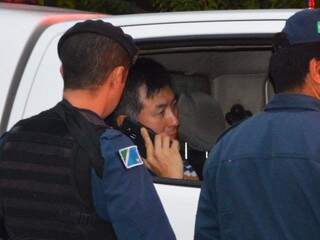 Policial Ricardo Hyun Su Moon minutos após matar empresário a tiros (Foto: Simão Nogueira)