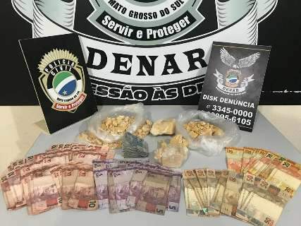 "Casais do tráfico" são presos com arma, dinheiro e cocaína na Capital 