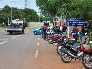 Policiais verificam motocicletas e condutores durante operação realizada na segunda-feira (Foto: Arquivo/Marlon Ganassin)
