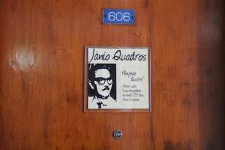 Anúncio da visita ilustre está na porta do quarto ocupado por Jânio Quadros. (Foto: Marcos Ermínio)
