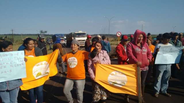 Na BR-463, sem-terra querem fazenda de Bumlai para reforma agr&aacute;ria