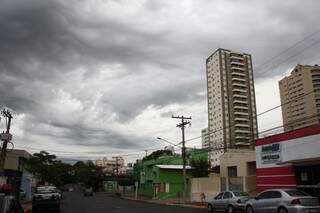 O céu amanheceu carregado em Campo Grande e previsão é de chuva (Foto: Marcos Ermínio) 