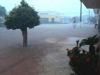 Chuva forte atingiu Itaporã nesta sexta-feira (Foto: Direto das Ruas)