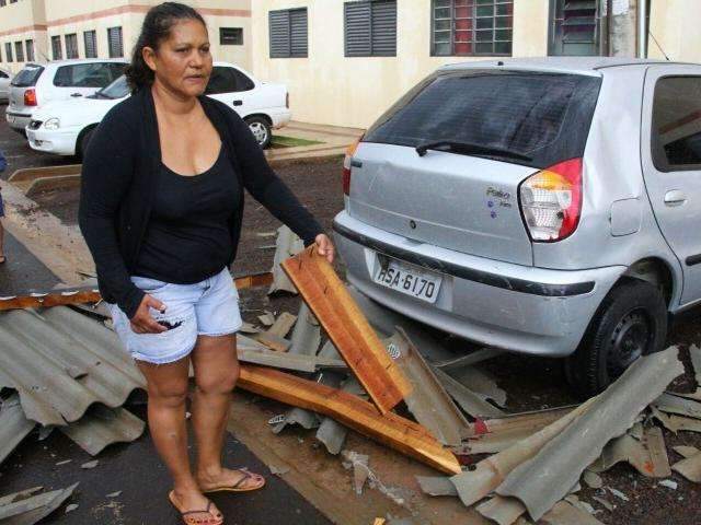 Vendaval arranca telhado e moradores podem ficar na chuva at&eacute; segunda