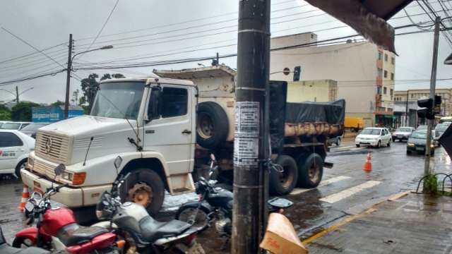 Parado no meio da rua, caminh&atilde;o da tapa-buracos tumultua tr&acirc;nsito no Centro