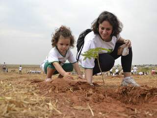 Júlia e a mãe Regina Célia, aproveitaram o domingo para juntas, plantarem mudinhas no Parque Cônsul Assaf Trad. (Foto: Minamar Júnior)